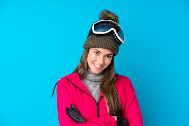 Fille de skieur adolescent avec des lunettes de snowboard en riant