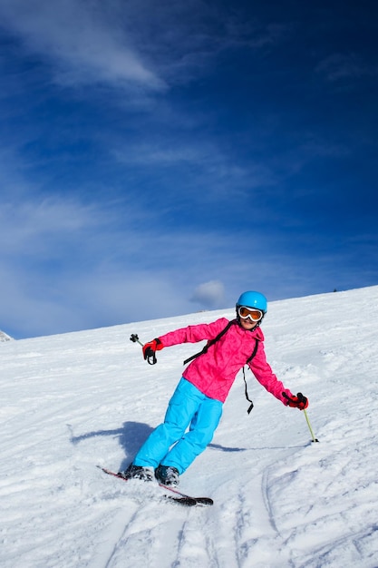 Fille sur des skis