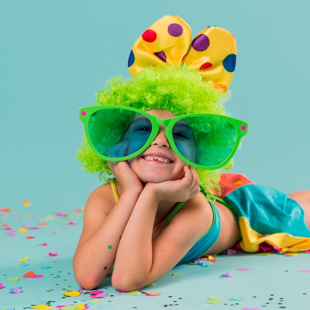 Photo fille smiley en costume de clown avec des lunettes de soleil