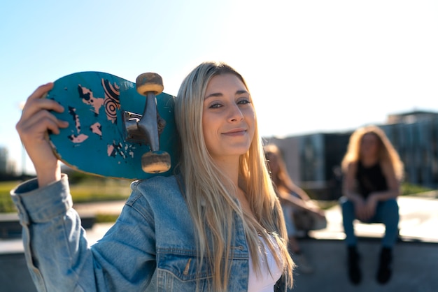 Fille de smiley vue latérale avec planche à roulettes