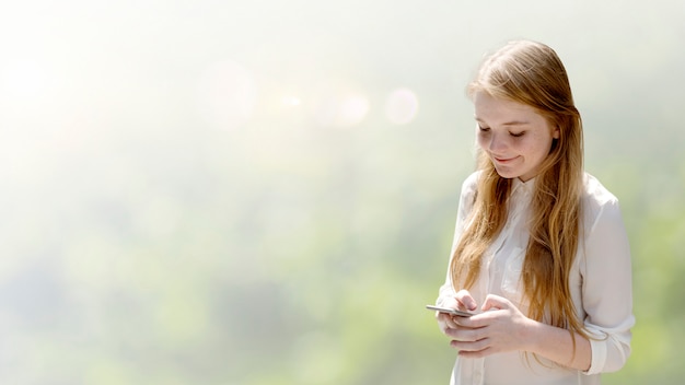 Fille SMS sur son téléphone