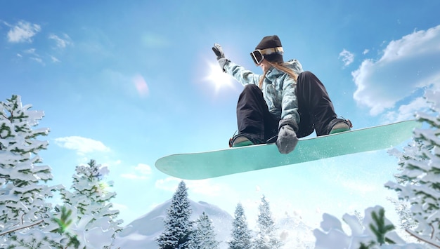 Fille de snowboarder en action Sports d'hiver extrêmes