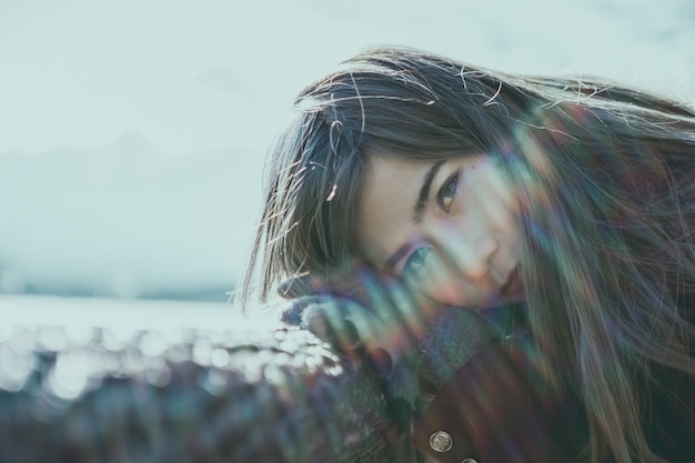 La fille et le soleil chaud le matin de l&#39;hiver.