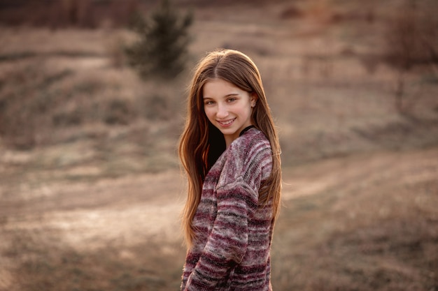 Fille avec soleil dans les cheveux flottant