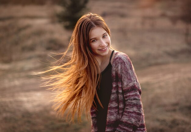 Fille avec soleil dans les cheveux flottant