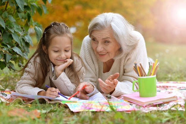 Fille avec son dessin de grand-mère