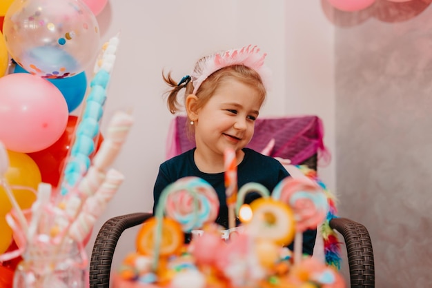 Fille avec son gâteau d'anniversaire joyeux anniversaire carda jolie petite fille fête son anniversaire entourée de cadeaux