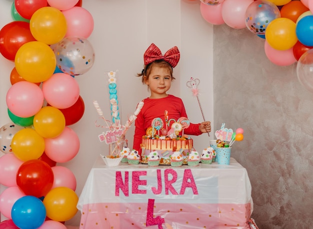 Fille avec son gâteau d'anniversaire joyeux anniversaire carda jolie petite fille fête son anniversaire entourée de cadeaux