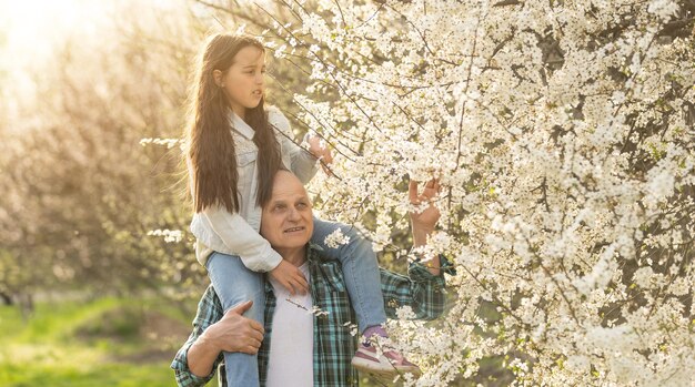 Fille avec son grand-père dans le parc