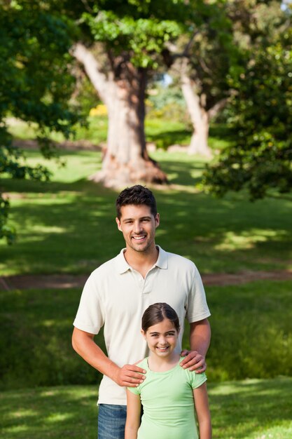 Fille avec son père dans le parc