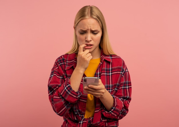 Fille avec son smartphone. expression effrayée et effrayée.