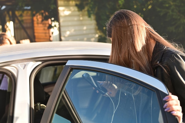 La fille sort de la voiture