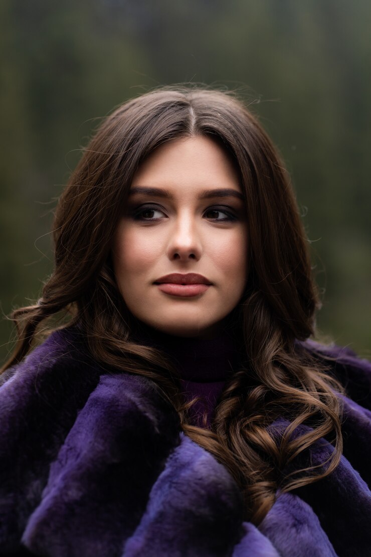 Fille souriant à la caméra sur les bois d'hiver