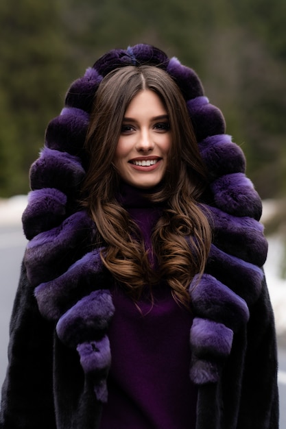 Fille souriant à la caméra sur les bois d'hiver