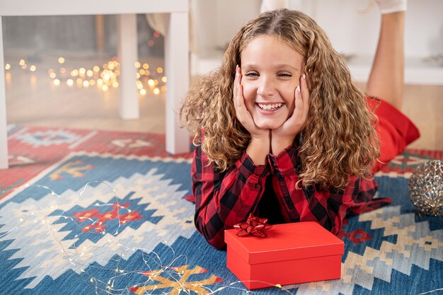 Fille souriante avec boîte-cadeau de Noël au moment de Noël