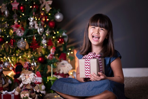 Fille souriante dans la décoration de Noël