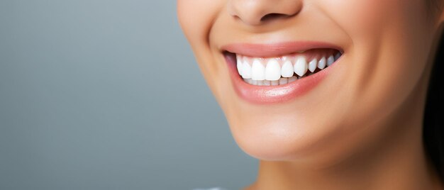 Une fille souriante avec des dents blanches affiche avec un spa de copie