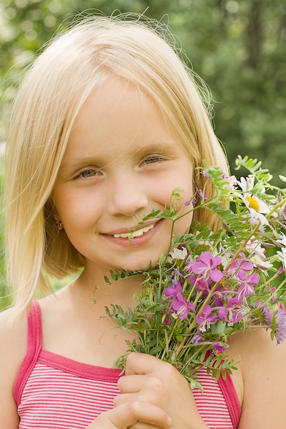 Fille souriante, à, fleurs