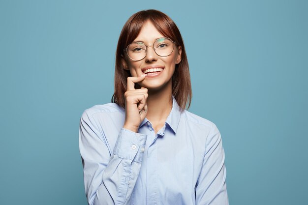 Une fille souriante, heureuse, avec des lunettes, une belle femme qui rit.