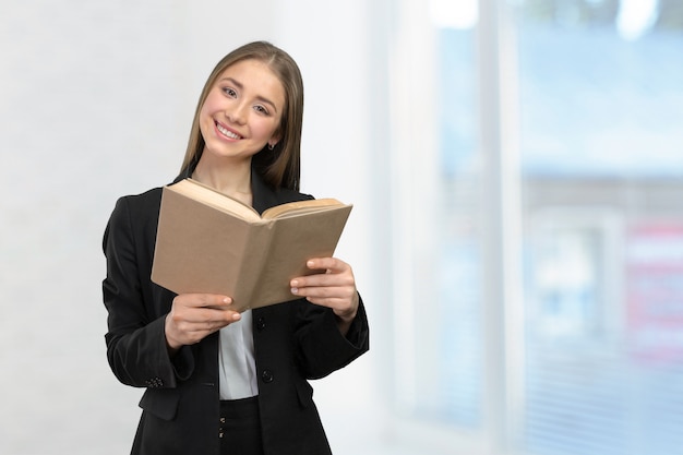 Fille souriante avec des livres