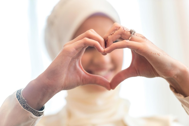 Photo une fille souriante montrant un signe de cœur