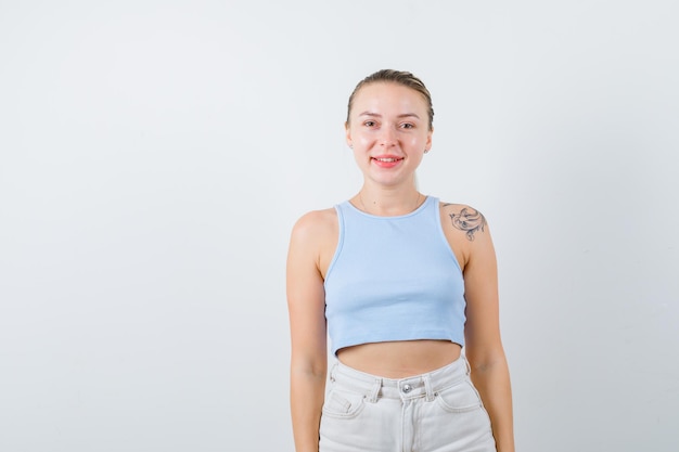 fille souriante regarde la caméra sur fond blanc