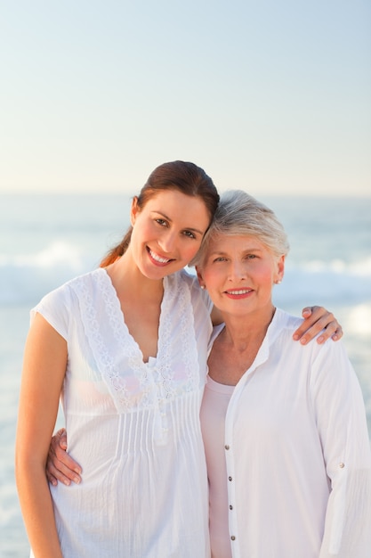 Fille souriante avec sa mère