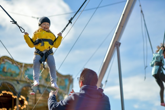 Une fille souriante sautant sur un trampoline avec assurance.