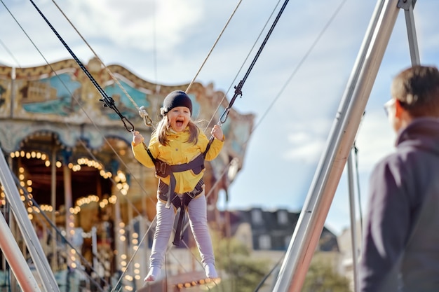 Photo une fille souriante sautant sur un trampoline avec assurance.