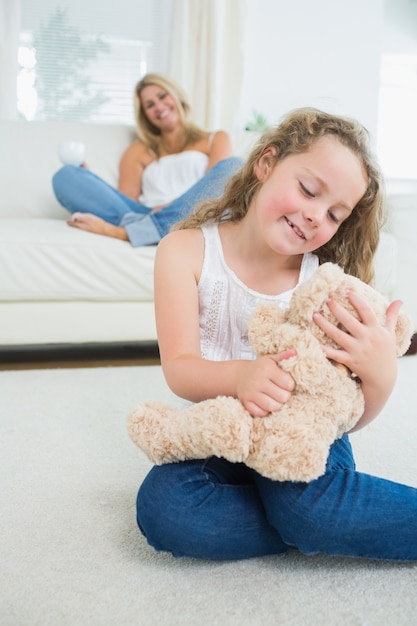 Fille souriante avec son nounours