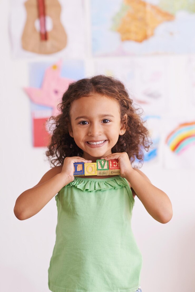 Photo fille sourire et apprendre avec des blocs dans le portrait développement de l'enfant et la croissance avec des lettres personne féminine enfant et l'abc ou l'alphabet pour la langue jardin d'enfants et jeu créatif pour l'éducation à l'école