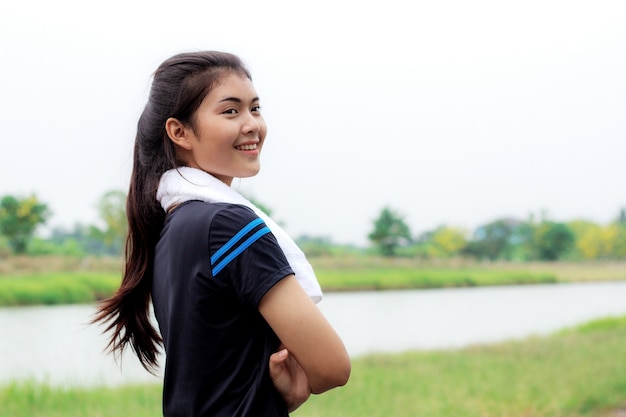 Fille de sourire dans le parc.