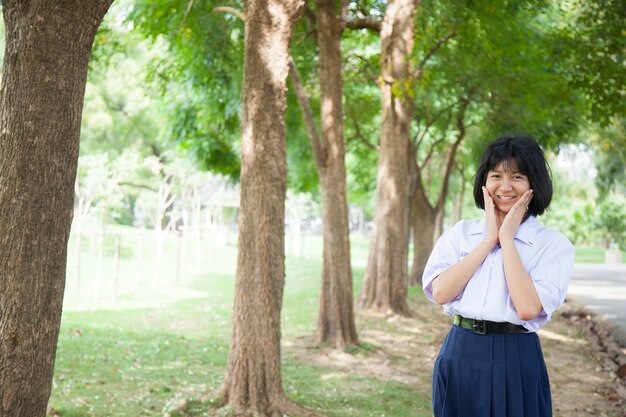 fille sourire et se détendre