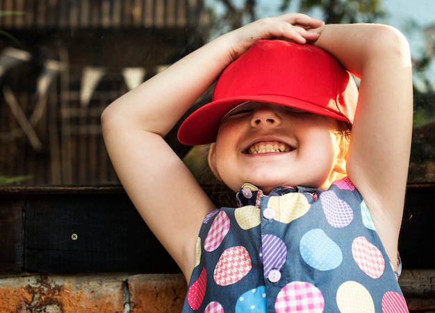 Fille sourit avec bonnet rouge