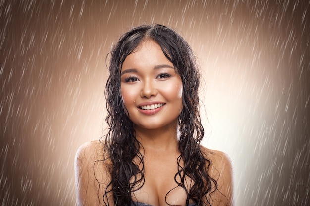 fille sous la pluie en studio