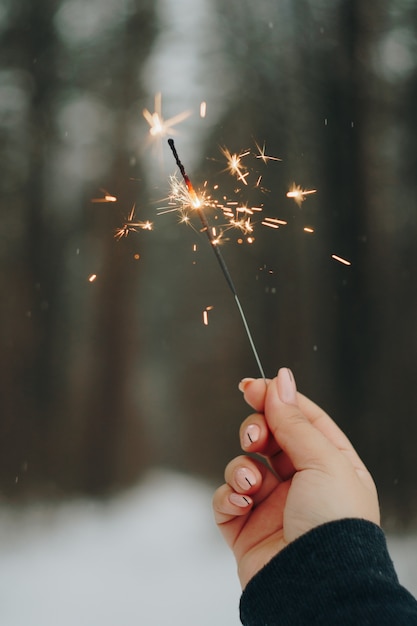 fille avec sparkler en mains