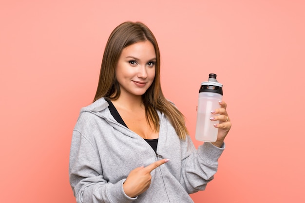 Fille de sport adolescent avec une bouteille d'eau