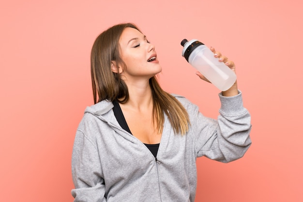 Fille de sport adolescent avec une bouteille d'eau