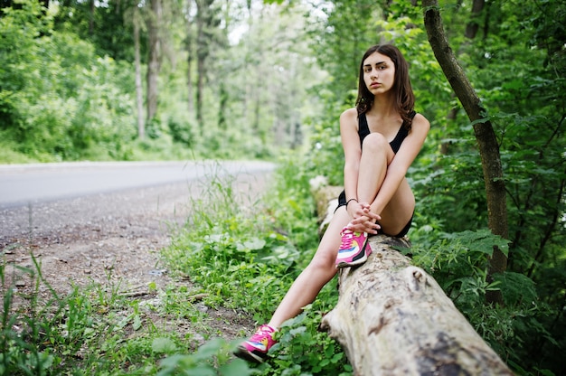 Fille de sport chez Sportswear qui reste dans un parc verdoyant après un entraînement à la nature.