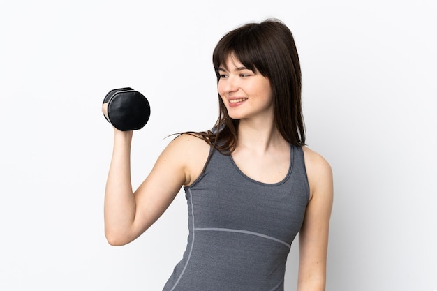 Fille de sport ukrainien faisant de l'haltérophilie isolé sur un mur bleu avec une expression heureuse