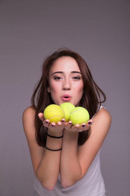 Fille sportive en bonne santé avec des balles de tennis