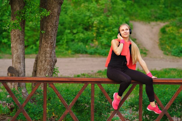 Fille sportive avec un casque