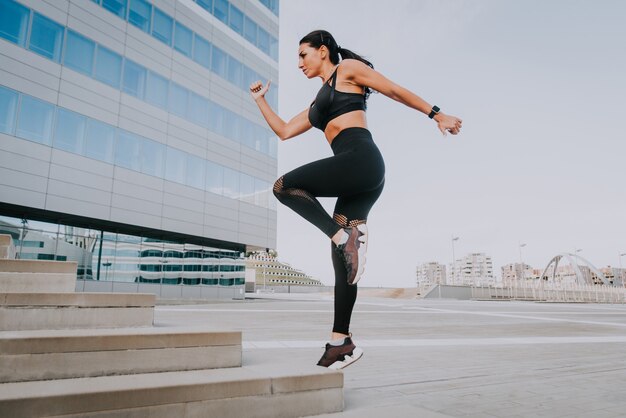 Fille sportive avec entraînement du corps en forme à l'extérieur