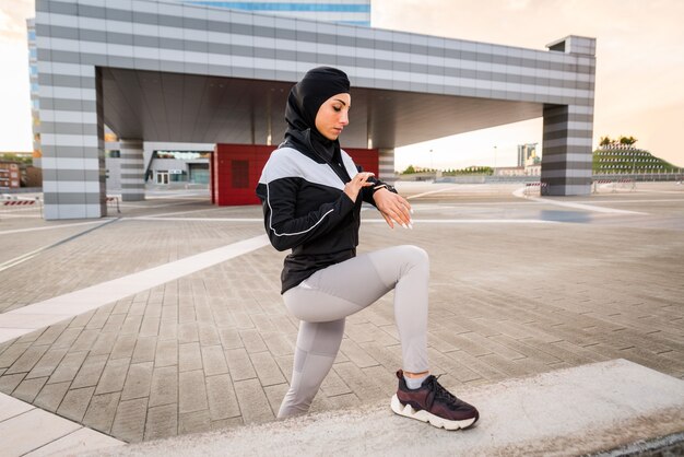 Fille sportive musulmane avec entraînement du corps en forme à l'extérieur