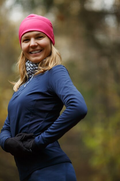 Fille sportive sur le paysage d'automne