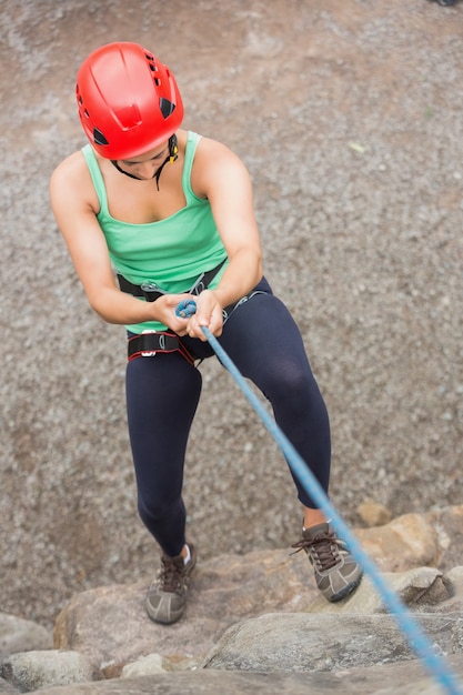 Fille sportive rappelant le visage de la roche