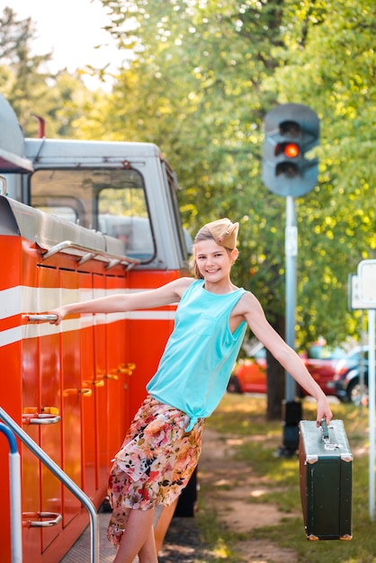 Fille Steampunk dans le chapeau sur la vieille locomotive à vapeur.