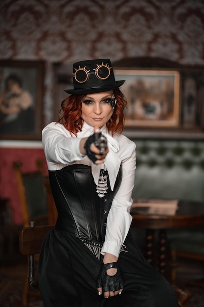 Fille steampunk portant une chemise blanche chapeau corset en cuir lunettes rondes visant avec une arme à feu