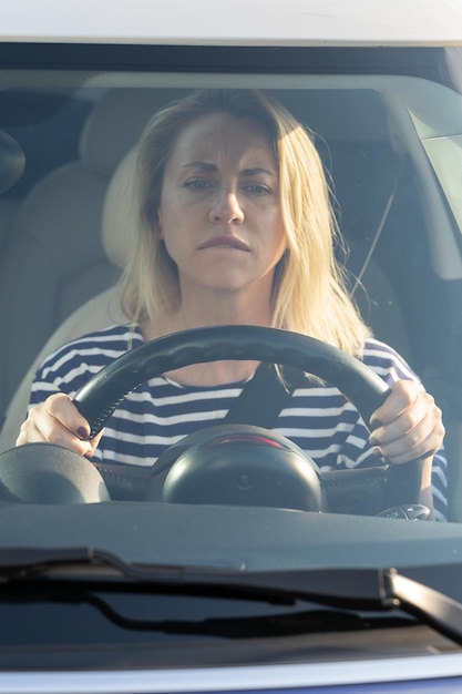 Une fille stressée conduit sa voiture pour la première fois et essaie d'éviter un accident de voiture très nerveuse et effrayée