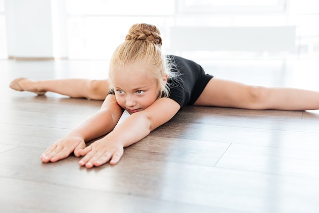 fille en studio de danse